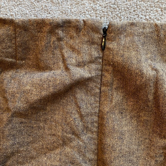 Gold skirt. Size 4 from the gap. Work in great condition. - Picture 4 of 5